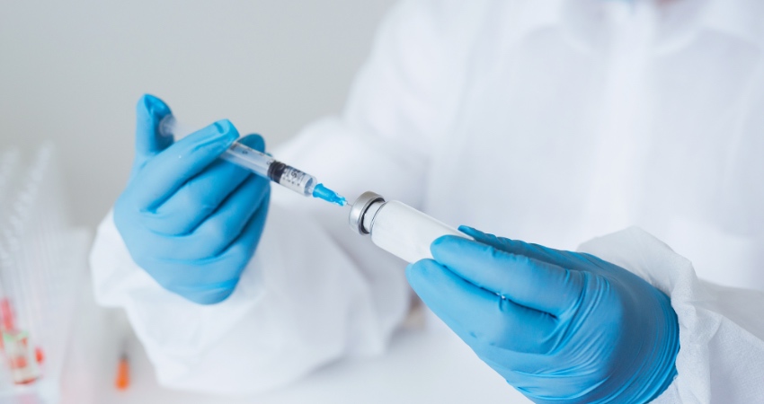 Brytyjskie władze medyczne: czwarta dawka szczepionki na razie nie jest potrzebna