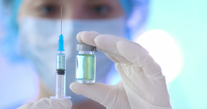 MZ zaleca, by preparatem firmy AstraZeneca szczepić przeciw COVID-19 osoby do 69 lat